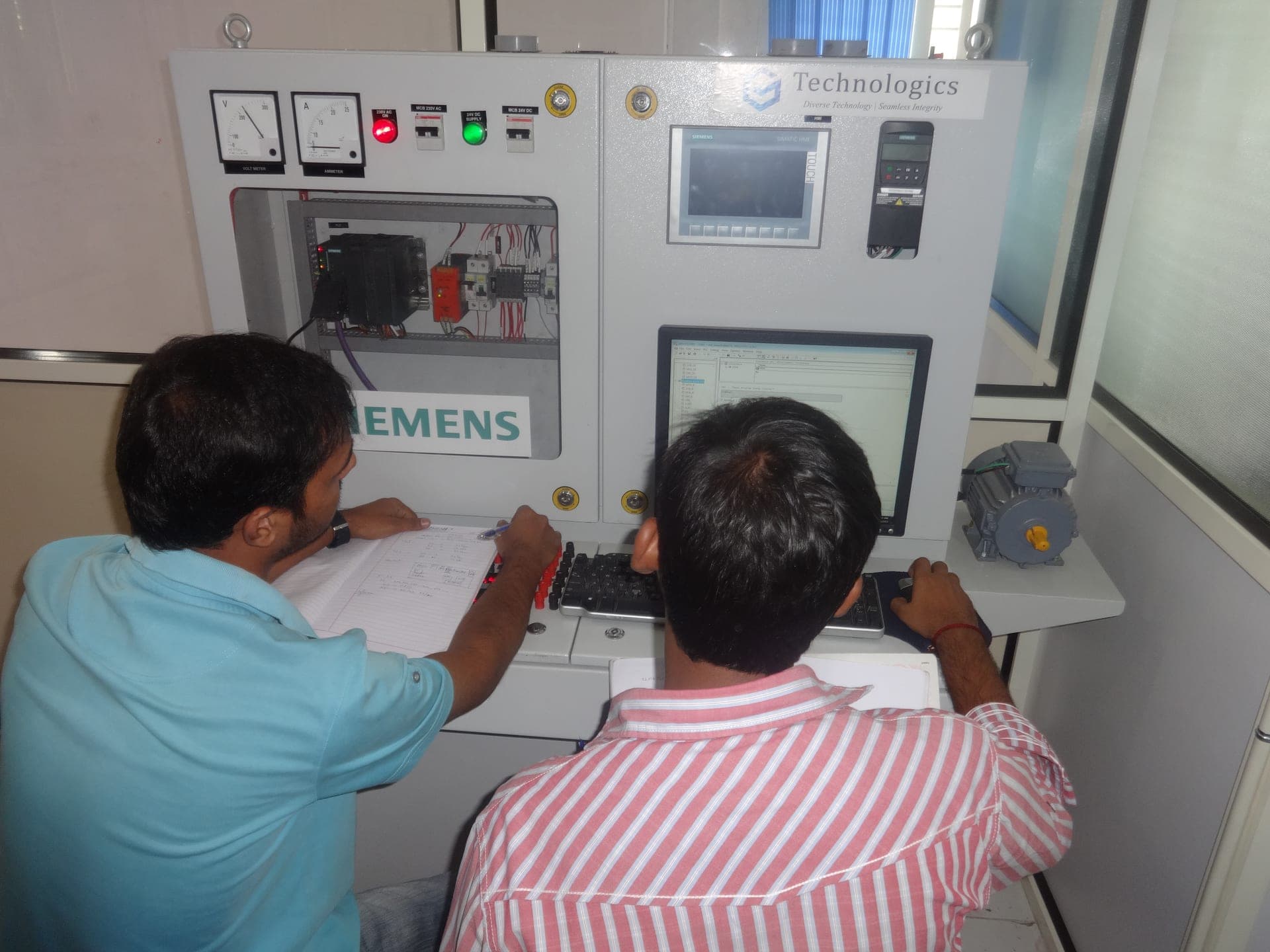 Hands-on Siemens PLC programming training at Technologics Global
